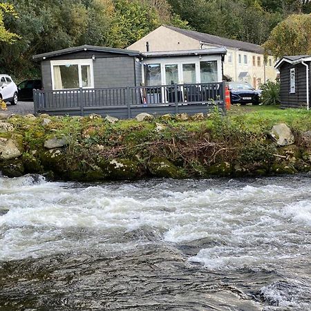 Stunning 3 Bed Riverside Cabin In Snowdonia Caeathro Eksteriør billede