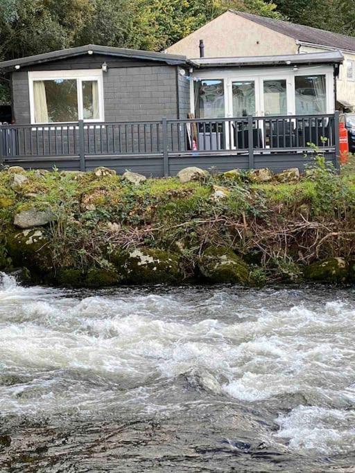 Stunning 3 Bed Riverside Cabin In Snowdonia Caeathro Eksteriør billede