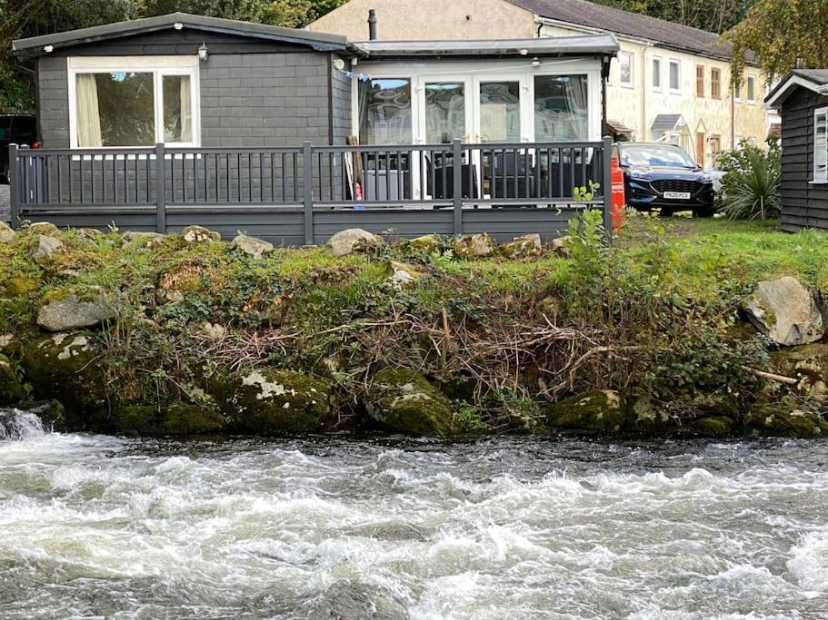 Stunning 3 Bed Riverside Cabin In Snowdonia Caeathro Eksteriør billede