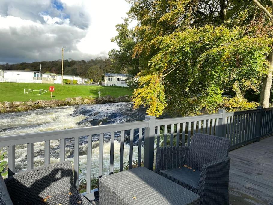 Stunning 3 Bed Riverside Cabin In Snowdonia Caeathro Eksteriør billede