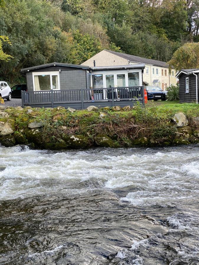 Stunning 3 Bed Riverside Cabin In Snowdonia Caeathro Eksteriør billede