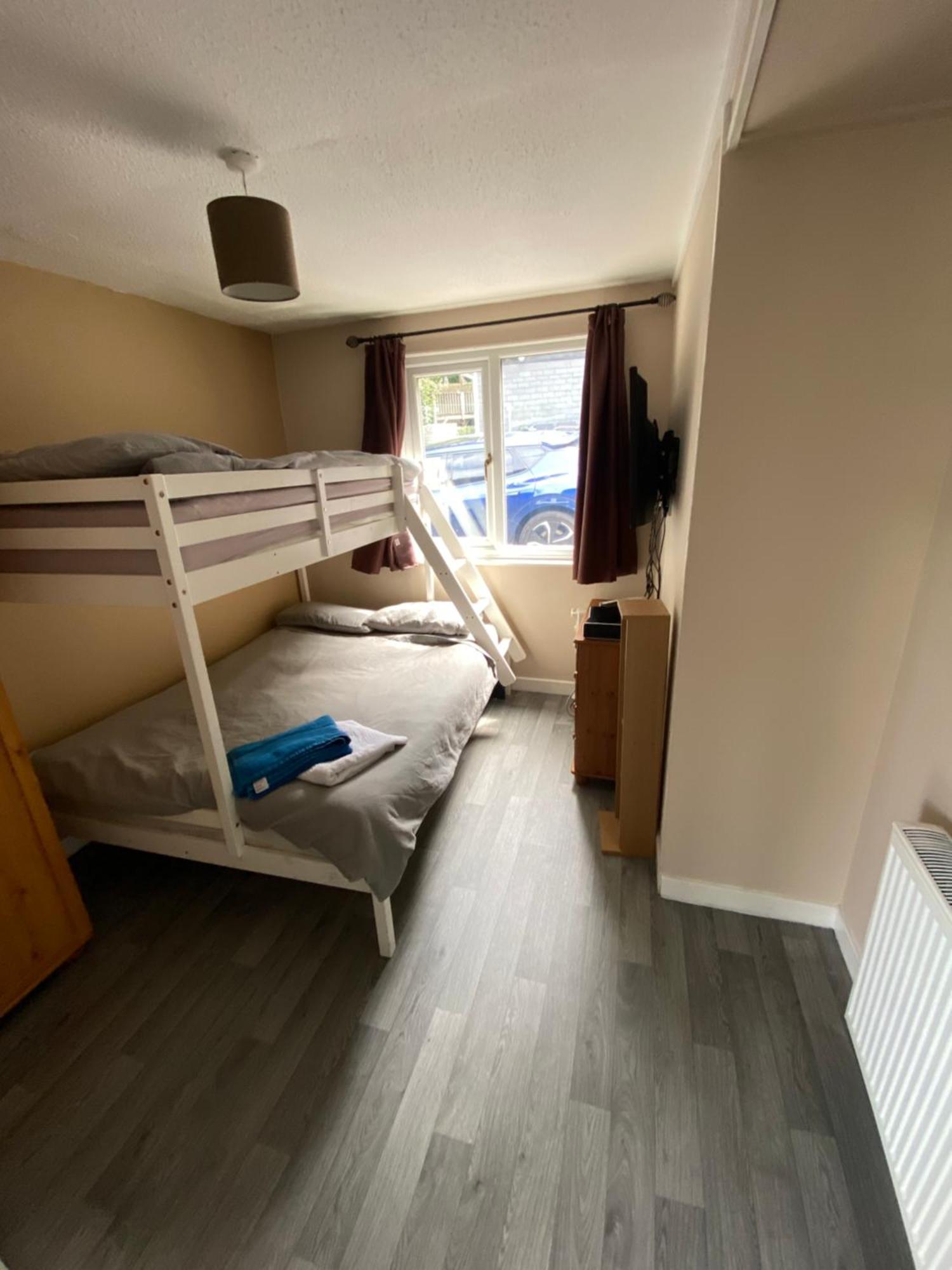 Stunning 3 Bed Riverside Cabin In Snowdonia Caeathro Eksteriør billede