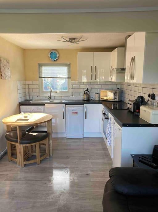 Stunning 3 Bed Riverside Cabin In Snowdonia Caeathro Eksteriør billede