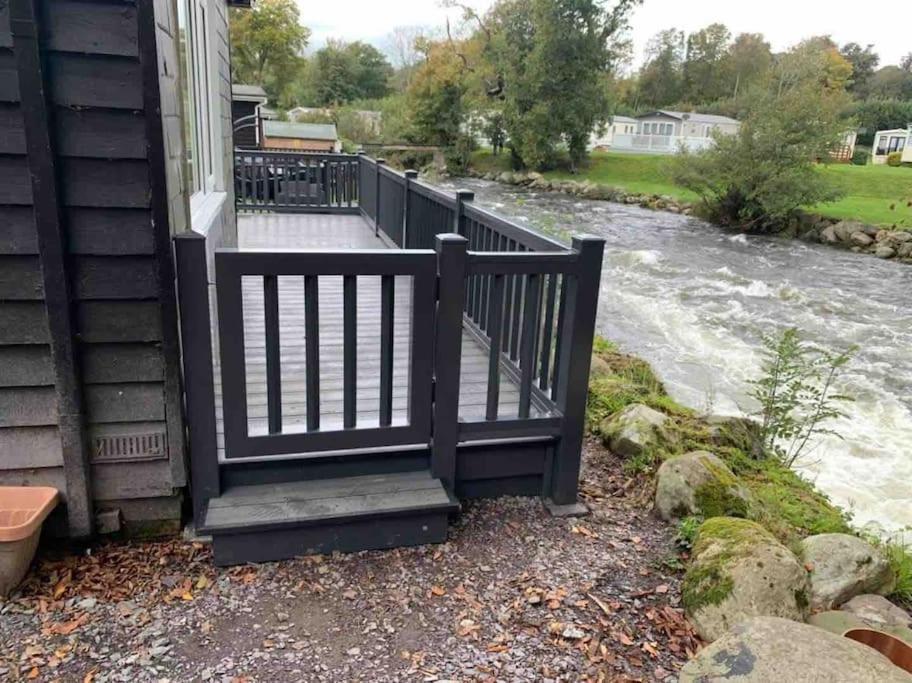 Stunning 3 Bed Riverside Cabin In Snowdonia Caeathro Eksteriør billede