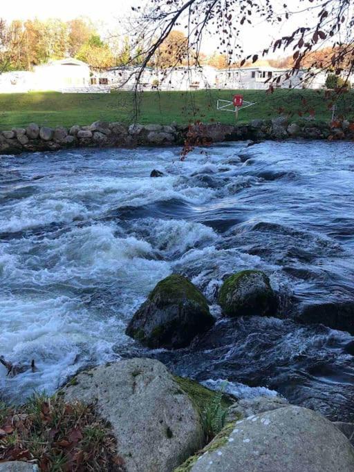 Stunning 3 Bed Riverside Cabin In Snowdonia Caeathro Eksteriør billede