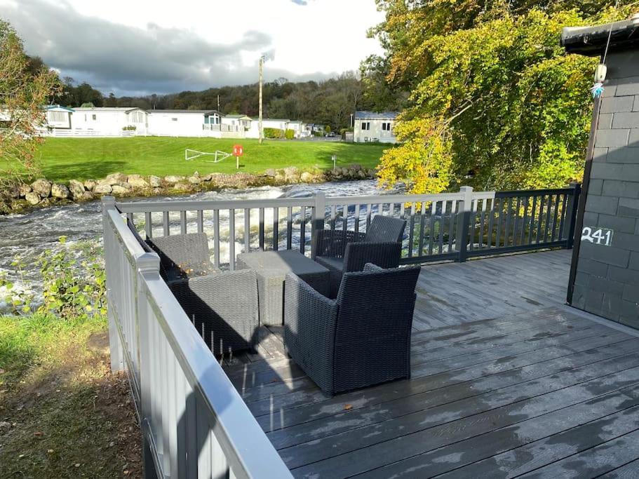Stunning 3 Bed Riverside Cabin In Snowdonia Caeathro Eksteriør billede