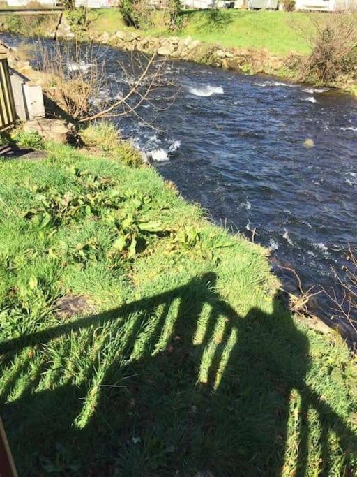Stunning 3 Bed Riverside Cabin In Snowdonia Caeathro Eksteriør billede