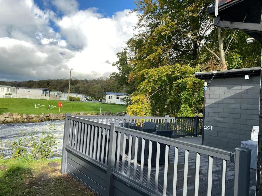 Stunning 3 Bed Riverside Cabin In Snowdonia Caeathro Eksteriør billede
