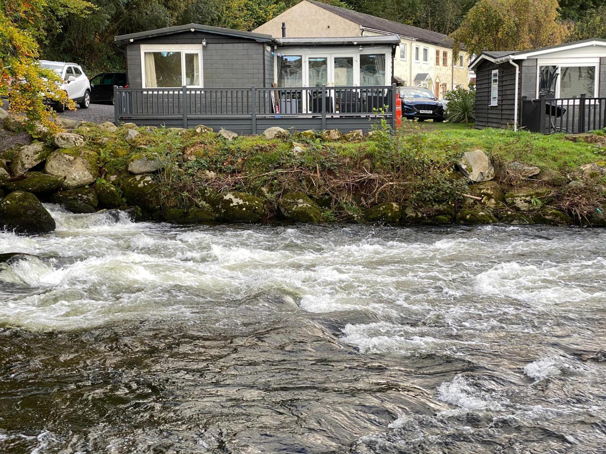 Stunning 3 Bed Riverside Cabin In Snowdonia Caeathro Eksteriør billede